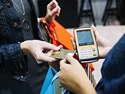 Mais brasileiros vão gastar 1º parcela do 13º com viagens e presentes, aponta pesquisa da ACSP
