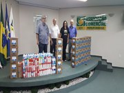 Entidades beneficentes recebem leite arrecadado em eventos da ACV