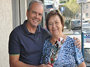 Acig homenageia mães com distribuição de rosas