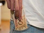 ACSP: Brasileiro quer pagar dívidas e comprar a prazo com 1ª parcela do 13º salário