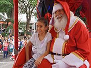 Chegada do Papai Noel da ACE atrai dezenas de crianças ao Centro