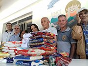 Acias faz entrega de doação de alimentos para a Caluz