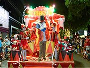 Parada de Natal lota Avenida Dona Gertrudes