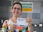 Acig sorteou moto zero quilômetro no último sábado: Sandra Leão Roldão foi a feliz vencedora