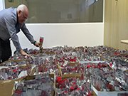 Distribuição de rosas nos  corredores comerciais de Marília