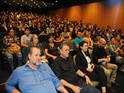 Sorteio de prêmios ‘Mamãe Incrível’ é realizado com auditório cheio