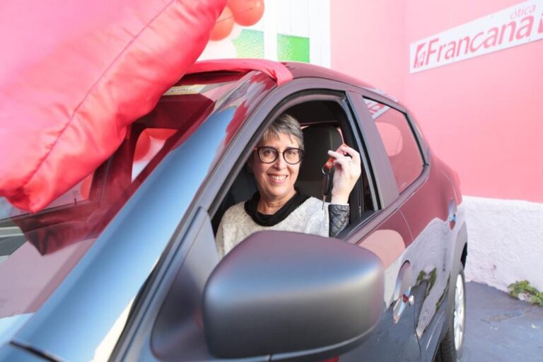 ACIF entrega carro 0 km a moradora do São Joaquim