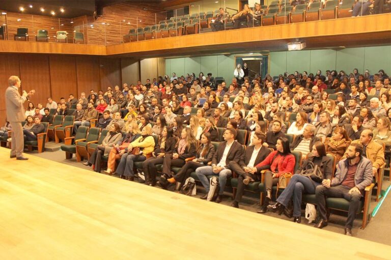 Eduardo Tevah é aplaudido de pé durante palestra sobre Atualização Profissional