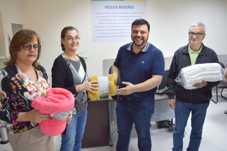 ACE realiza doação de toalhas e cobertores