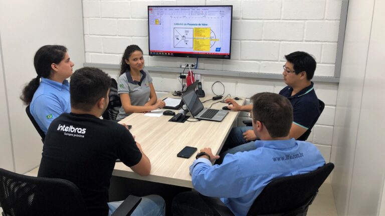 Reunião discute pesquisa com clientes do hospital