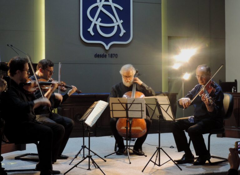 Concerto com trio de cordas e violinista reproduz obras clássicas na Associação Comercial de Santos