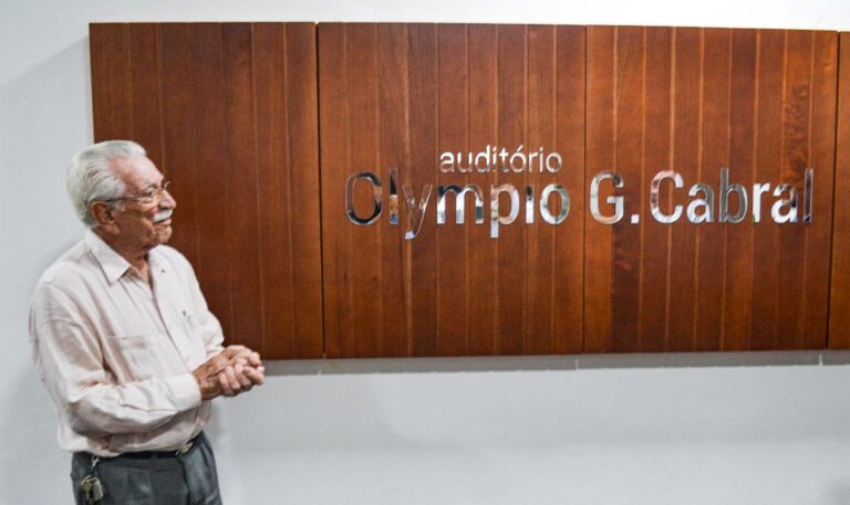 ACE reinaugura auditório e homenageia ex-presidente Olympio Guilherme Cabral