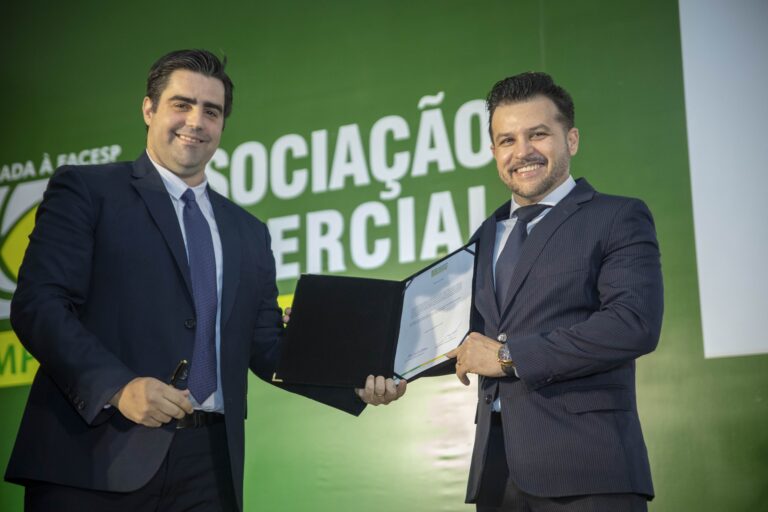 ACE reúne 600 empresários em posse de diretoria e palestra de Ricardo Amorim