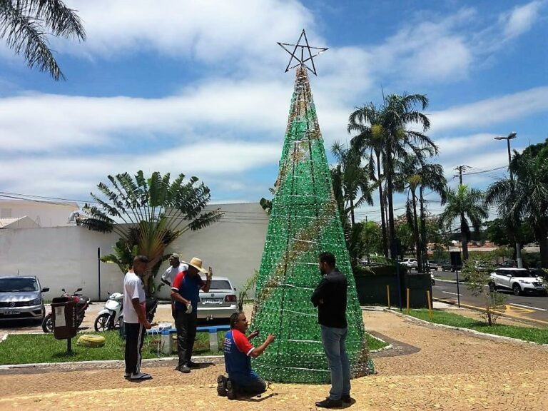 Árvores de Natal com garrafas plásticas são instaladas