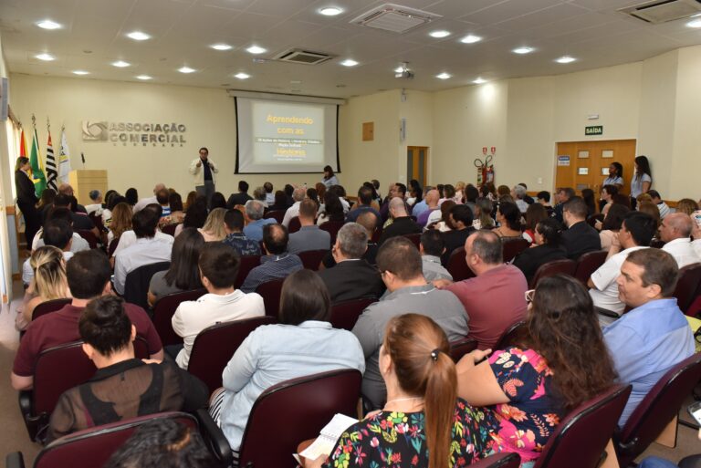 Associação Comercial realiza palestra com o Prof. Marins