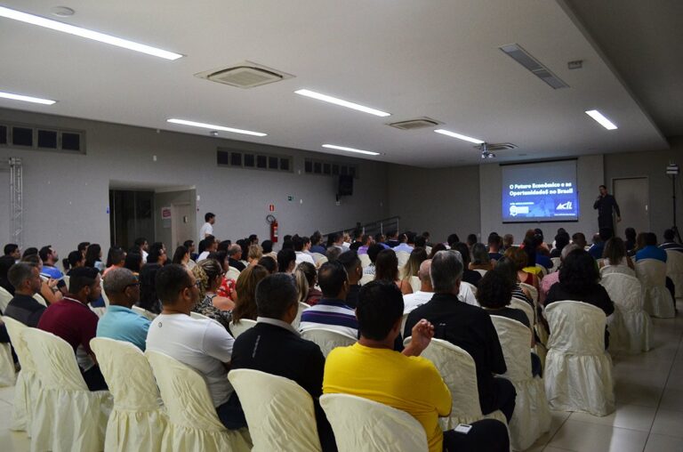 Luís Artur Nogueira apresenta cenários econômicos e oportunidades aos empresários lemenses