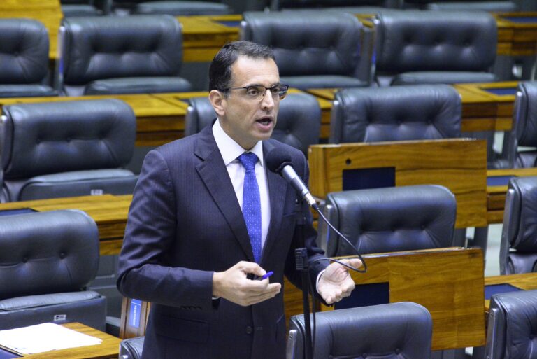 Câmara aprova MP que regulamenta negociação de débitos fiscais com a União