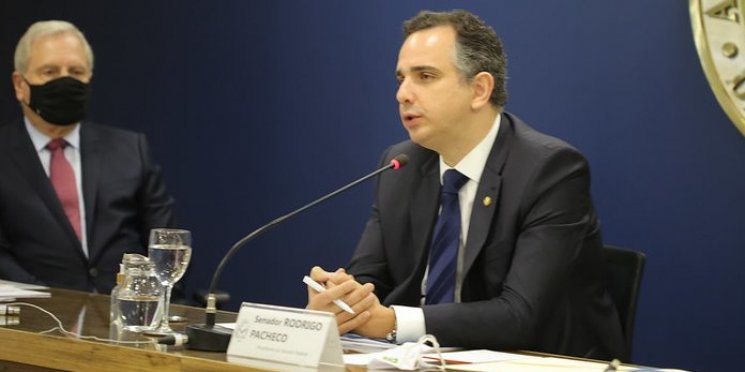 Presidente do Senado defende um plano de ação imediato para enfrentar o saldo de quase 300 mil mortes da covid-19