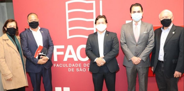 Associação Comercial de São Vicente conhece instalações da Faculdade do Comércio