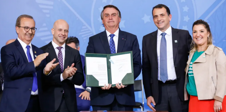Bolsonaro sanciona lei que assegura continuidade do Pronampe