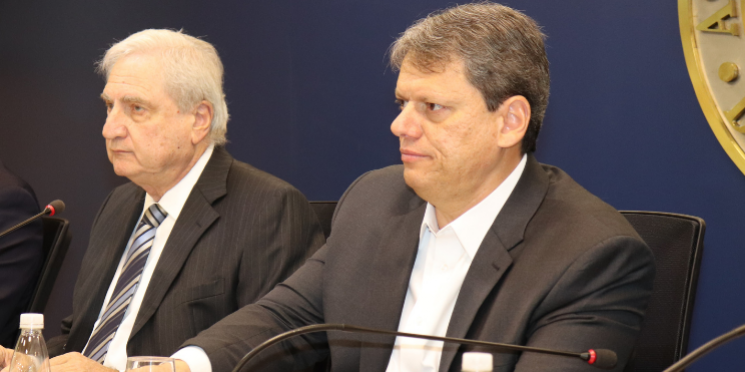 Tarcísio de Freitas quer revogar aumento do ICMS