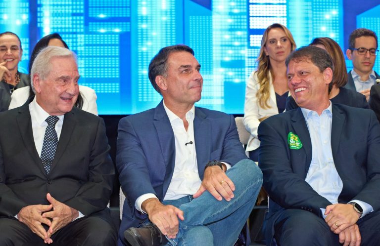 Grande Encontro do Associativismo: Flávio Bolsonaro fala em ‘tesouraço’ em impostos