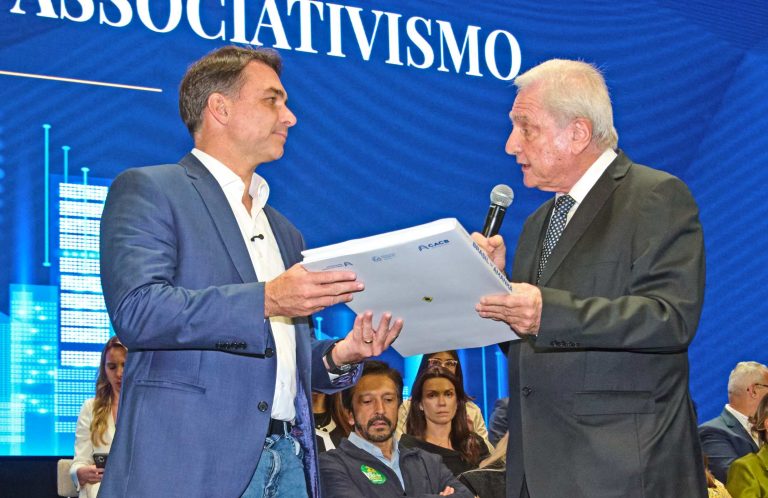 Associações Comerciais entregam a Flávio Bolsonaro propostas para melhorar ambiente de negócios